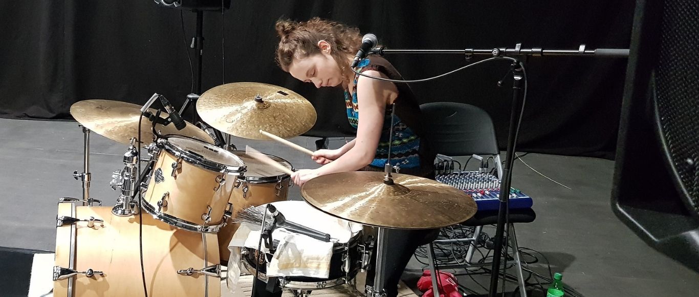 Noor naine mängib trumme: Narva residentuuriprogrammis sündis ainulaadne kehalis-muusikaline tantsuetendus