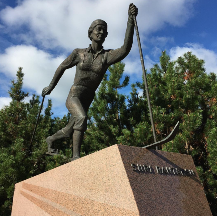 Siiri Rantaneni skulptuur Soome suusapealinnas Lahtis.