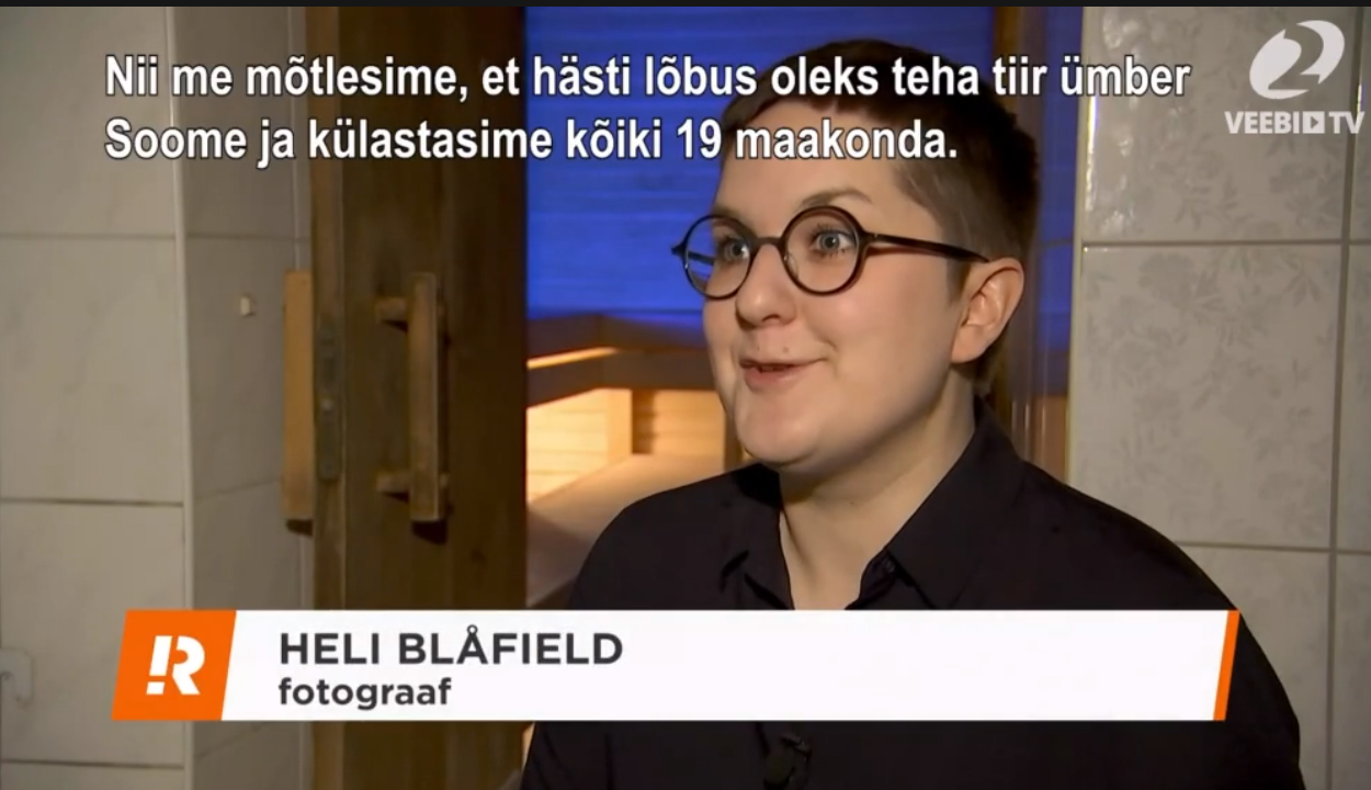 Reporter uudistas näitusesaalis
