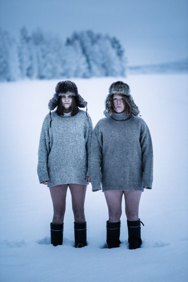 kaks naist talvekampsunites