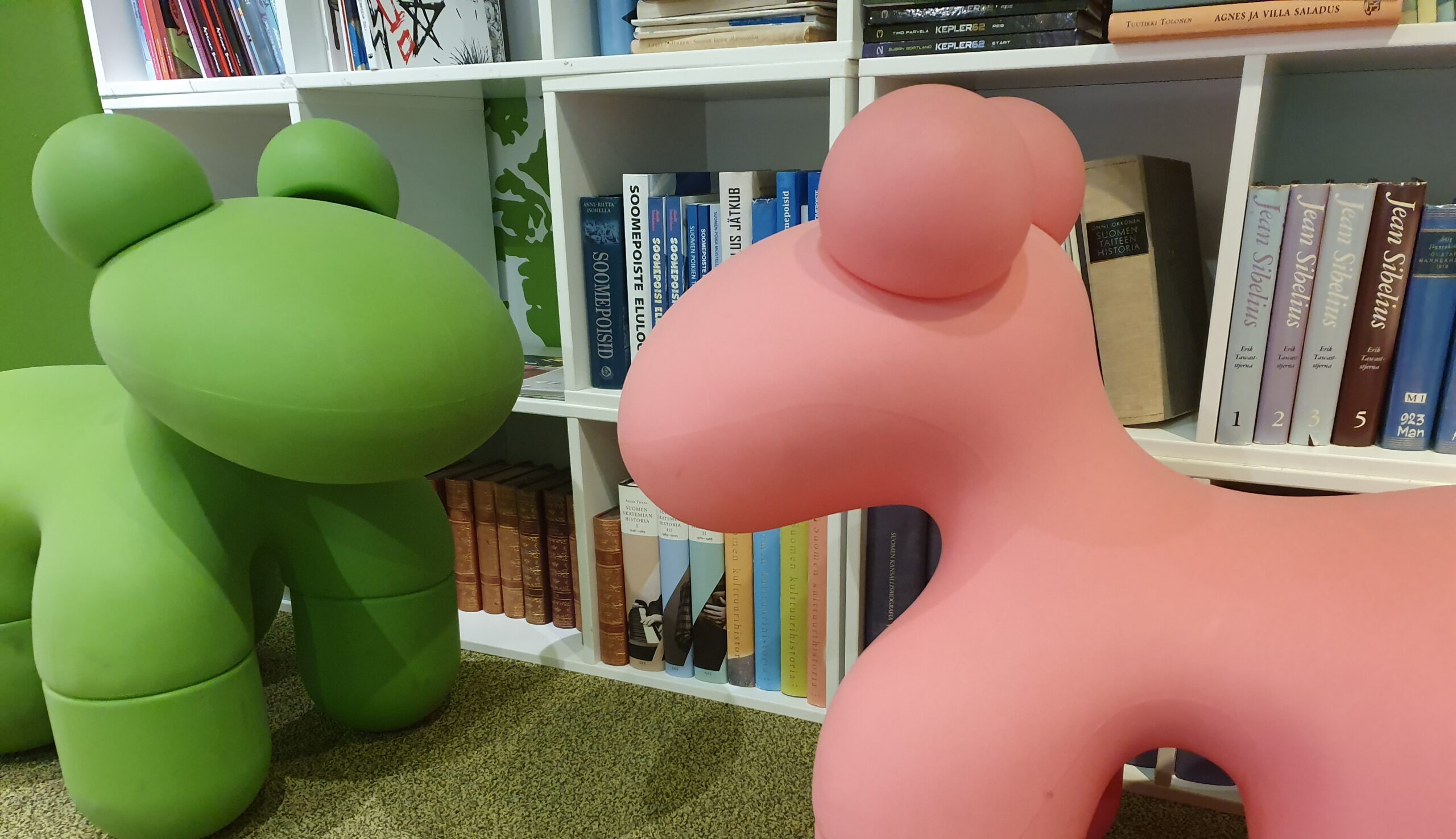 Kaks värvilist Eero Aarnio disainitud poni-tooli Instituudi raamatukogus